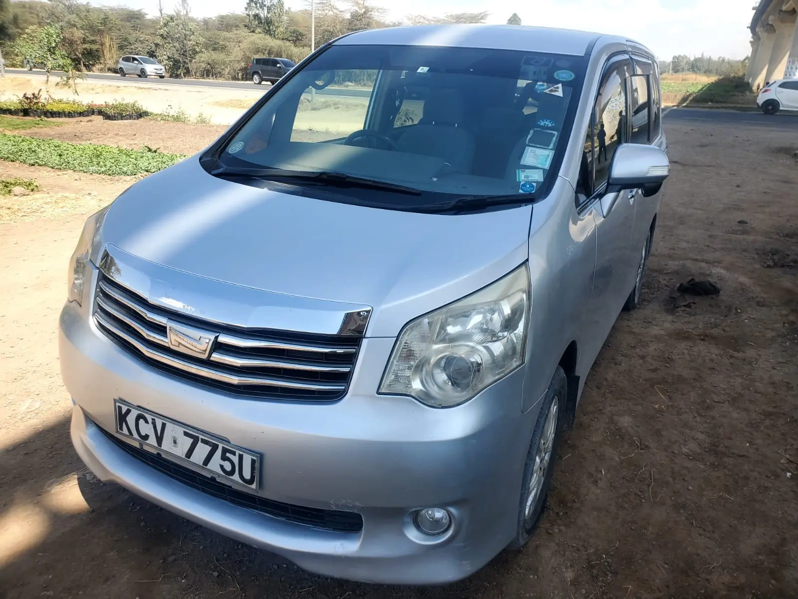 Silver classic-generation Toyota Noah photographed from the front